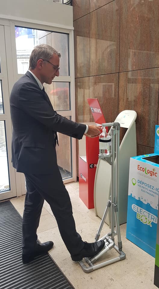 Maire de Pessac désinfecte ses mains avec AIO #SPOTTED